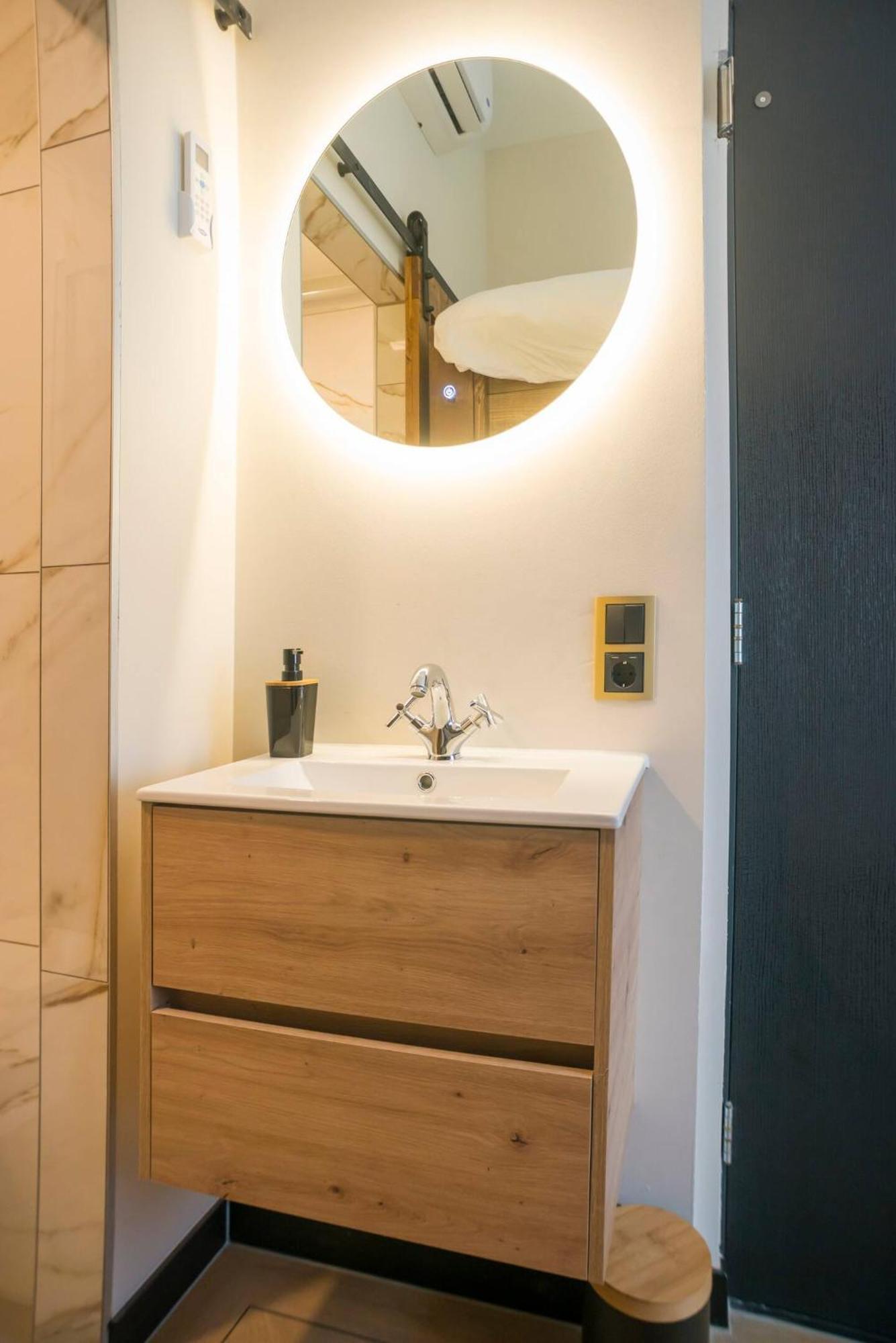 Petite Room With Wifi, Ac, And Shared Kitchen Tilburgo Exterior foto
