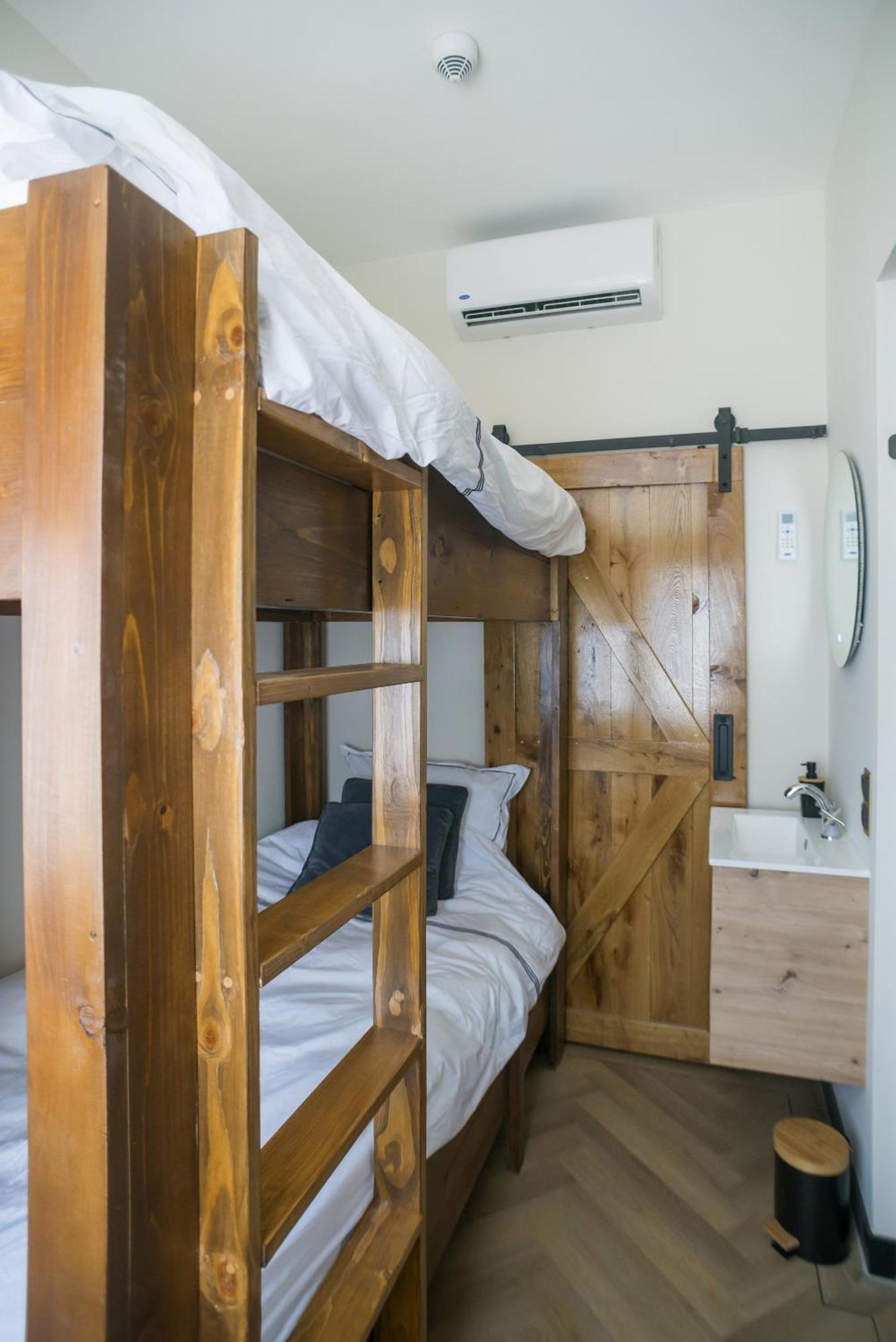 Petite Room With Wifi, Ac, And Shared Kitchen Tilburgo Exterior foto